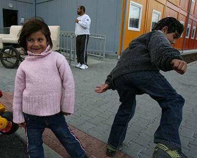 Romské dti v Poschlé si spokojen hrají, rodie si spíe ne na starostu stují na dopravu.