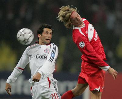 Radoslav Ková (v erveném dresu Spartaku Moskva) svádí hlavikový souboj s Hasanem Salihamidiem z Bayernu Mnichov.
