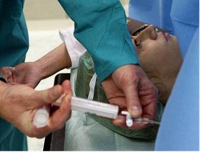 Léka nabídl pacientovi speciální lébu injekcemi, za kterou zinkasoval 30.000 korun (ilustraní foto)