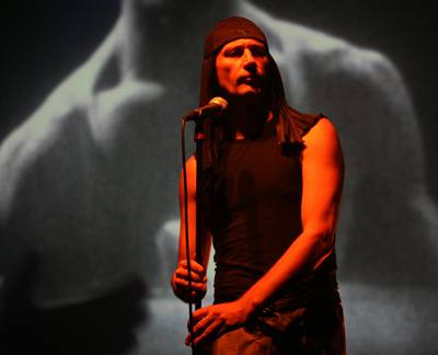 Zpvák Milan Fras pi stedením koncert Laibach v Roxy.