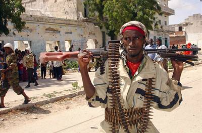 Bojovník Svazu islámských soud v ulicích Mogadia.