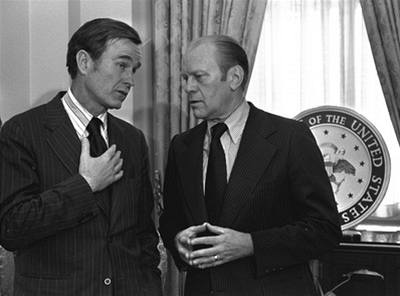 Gerald Ford (vpravo) s Georgem Bushem starím.