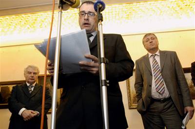 Michal Pohanka te text prohláení na mimoádné tiskové konferenci. V pozadí stojí Milo Melák a Mirek Topolánek.