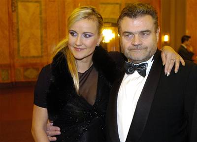 Karel Svoboda s manelkou Vendulkou.