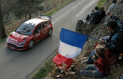 Mistr svta Sébastien Loeb obhájil prvenství v Katalánské rallye.
