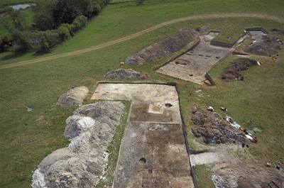 Odkryté hlinné podlahy starovkých domk poblí Stonehenge