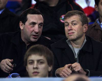 Roman Abramovi (vpravo) na zápase klubu Chelsea, který vlastní.
