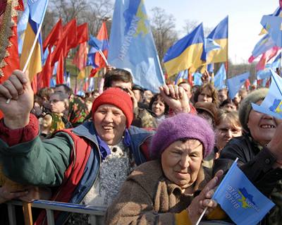 Píznivci ukrajinského premiéra Viktora Janukovie na demonstraci v Kyjev. V jiné ásti msta demonstrovali stoupenci prezidenta Viktora Juenka.