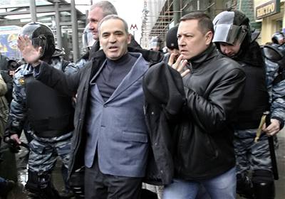 Policie odvádí Garriho Kasparova z protivládní demonstrace.