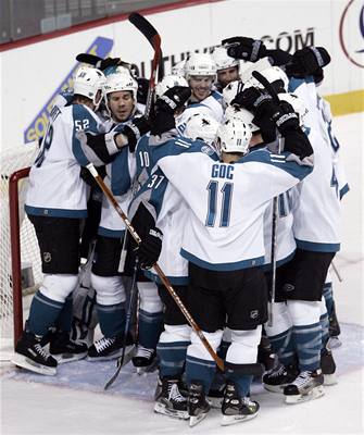 San José Sharks se radují s postupu do play off NHL.