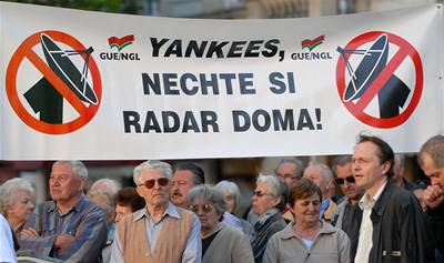 Nejvtími odprci stavby radaru jsou komunisté. Snímek je z protestní akce na Tylov námstí v Praze.