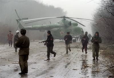 eentí vojáci utíkají smrem od ruské helikoptéry - archivní snímek.