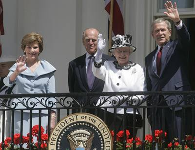 Prezident George W.Bush s královnou Albtou II.