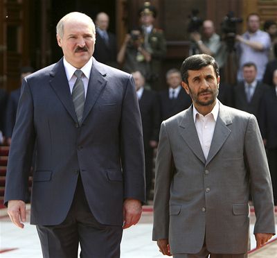 Nejlepí pátelé? Alexandr Lukaenko a Mahmúd Ahmadíneád si bhem verejího jednání v Minsku notovali.