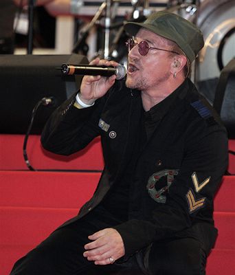 Koncert na erveném koberci. U2 pijeli ve velkém stylu. Zpvák skupiny Bono.