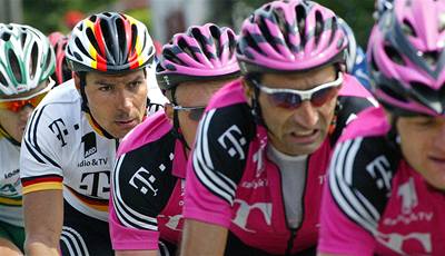 Erik Zabel (v bílém) na Tour de France ped tymi lety.