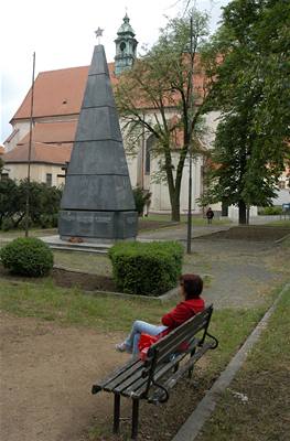 Pomníku Rudé armády u kostela v Brn-Králov Poli znovu dominuje ruská hvzda.