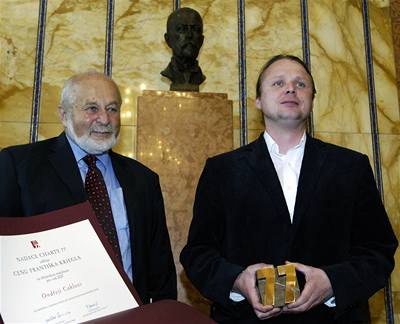 Pedseda správní rady Nnadace Charty 77 Frantiek Janouch (vlevo) pedává cenu Frantika Kriegla aktivistovi Ondeji Caklovi.