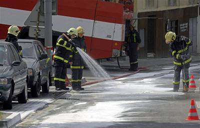 Hasii likvidují jed. Z dodávky v brnnské ulici Úvoz unikla kyselina chlorovodíková.