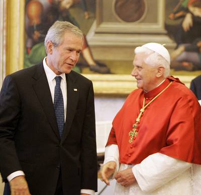 George Bush se seel i s s papeem Benediktem XVI.