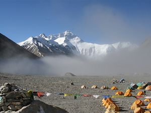 STECHA SVTA. Kdy s nkm viste na lan, sblte se, Klra se erpou Tashim Tenzingem na nejvy hoe svta. Dole pohled na Mount Everest ze zkladnho tbora.