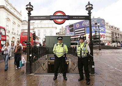 Policisté hlídající metro po teroristických útocích.