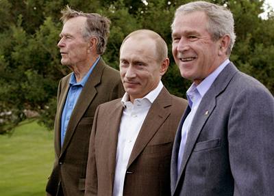 Vladimir Putin a George Bush.