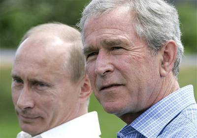 Vladimir Putin (vlevo) a George Bush pi setkání v americkém Mainu.