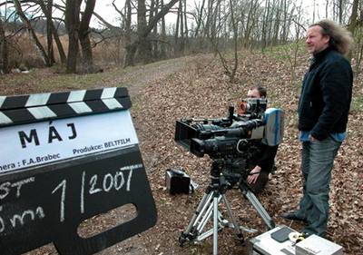 Reisér a kameraman F.A.Brabec pi kamerových zkoukách pro svj nový film Máj. 