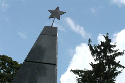 Pticípá hvzda korunuje památníky v Brn-ekovicích i v Králov Poli. Oba byly v uplynulých dnech poniené.