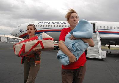 Kosovtí kojenci piletli se svými matkami do Prahy, kde jim budou operovat srdení vady.