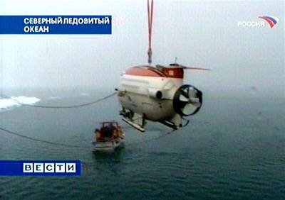Ruskou ponorku pokládají do vln Severního ledového oceánu.