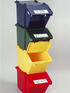 Praktick boxy na tdn odpad, dky barevnmu rozlien kontejner se mete snadno orientovat, kam s paprem, sklem i plasty.