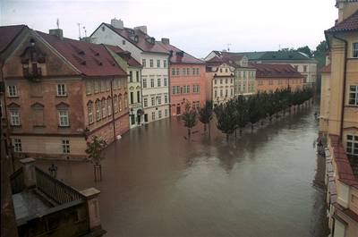 Zaplavená Kampa na archivním snímku ze 13. srpna 2002.