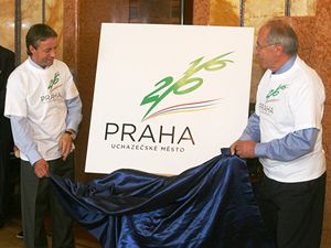 Primtor Prahy Pavel Bm (vlevo) a f eskho olympijskho vboru Milan Jirsek slavnostn odkrvaj logo prask olympidy.