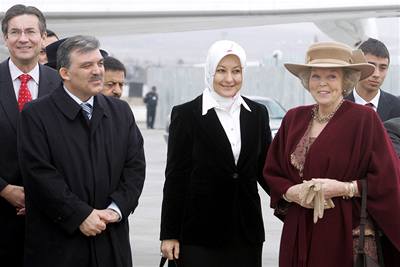 Vdy se átkem. Manelka tureckého prezidenta Abdullaha Güla Hayrünnisa. 