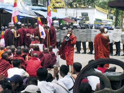 Policisté vnikli do barmských kláter, zadreli stovky mnich.