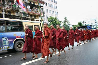 Tém tisícovka buddhistických mnich v afránových rouchách procházela ulicemi nejvtího barmského msta Rangúnu.