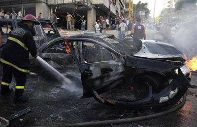 Následky útoku na kolonu aut vezoucí libanonské poslance.