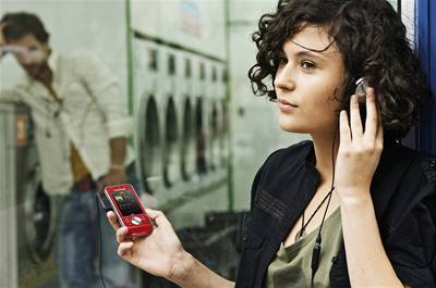 Hudbu ve formátu MP3 lze pehrávat ve vtin dneních mobil.