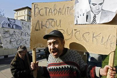 Lidé demonstrují ped schzkou opoziních uskupení v Moskv.