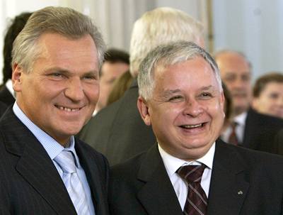 Bývalý polský prezident Alexandr Kwasniewski, nynjí lídr polské levice, se souasnou hlavu státu Lechem Kaczynskim.