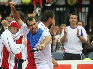 Návrat jako z pohádky. Radek Štěpánek se po rozhodujícím zápasu, v němž bojoval se soupeřem i s bolestí, raduje z vítězství.