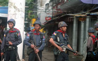 Vojenská junta v ulicích Barmy.