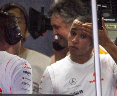 Zklamaný Lewis Hamilton tsn po odstoupení ze závodu.