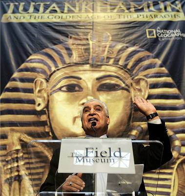 Zahí Havás povauje fakt, e ml Tutanchamon, egyptský faraón z 18. dynastie, bílou ple za naprostou samozejmost. Na snímku na konferenci v USA.