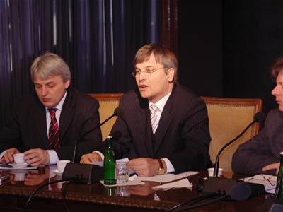 Gábor Demszky, lídr vládních liberál, byl ped rokem zvolen starostou Budapeti.