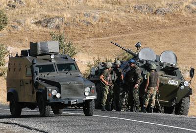 Turecký parlament odhlasoval návrh, který vlád povoluje zásah na severu Iráku.