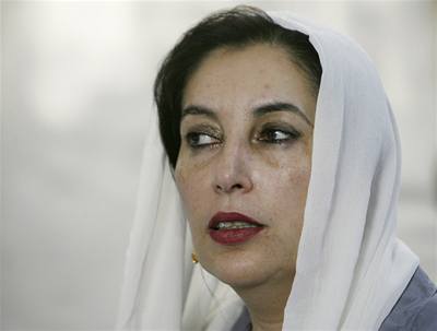 Bénazír Bhuttová se vrátila z exilu do Pákistánu, aby zachránila zemi.