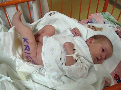 Jméno, páska, íslo. V porodnicích dávají na oznaení dítte velký draz. Údaje sestry srovnávají pokadé, kdy s díttem manipulují.